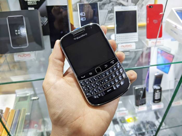 Điện thoại BlackBerry 9900