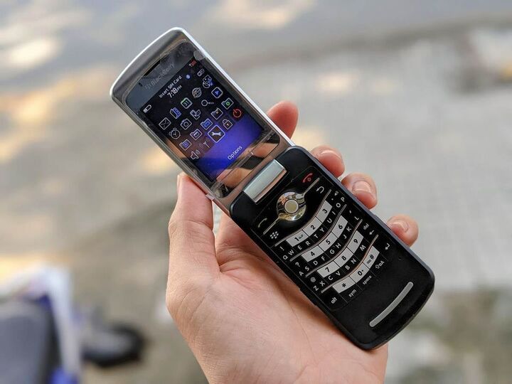 BlackBerry Flip 8220