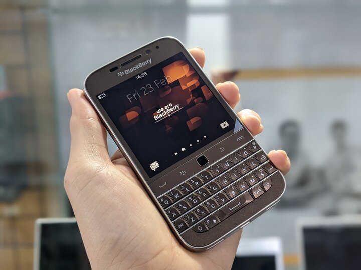 Có thực sự điện thoại BlackBerry thành 'cục gạch' sau ngày 4-1 không?