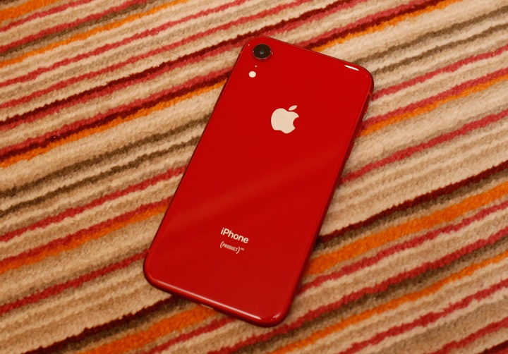 Giá iPhone XR mới nhất 2021 và liệu còn phù hợp để mua?